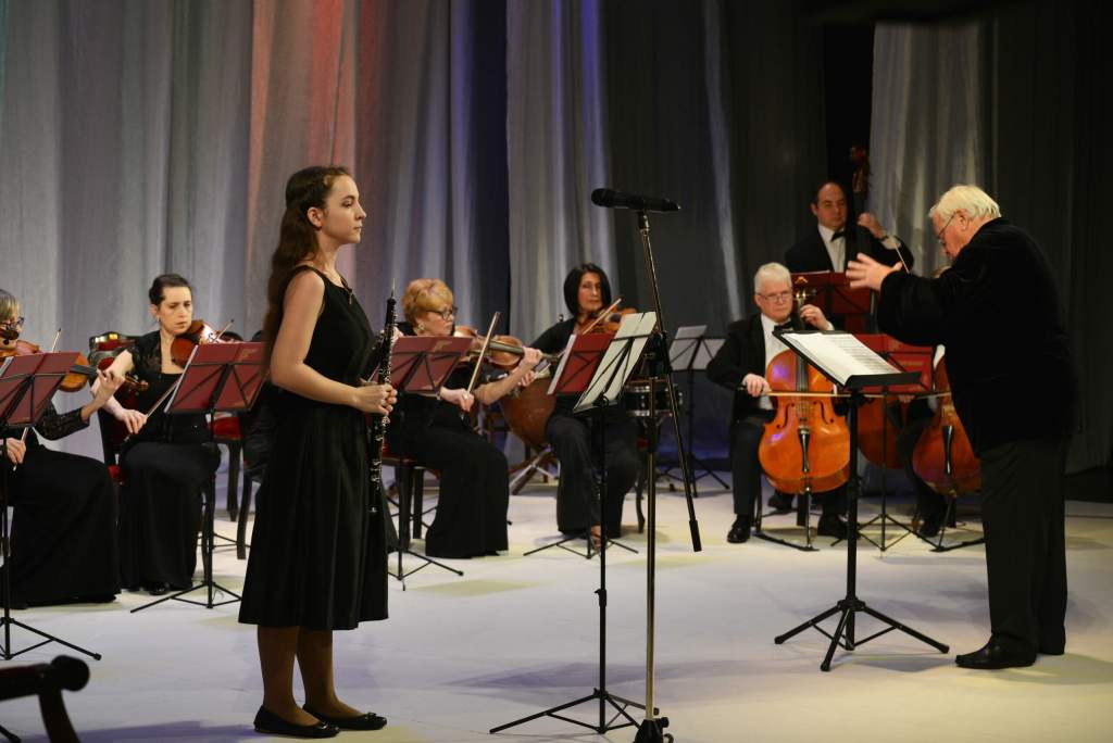 Оркестр и Полина Котина (гобой)