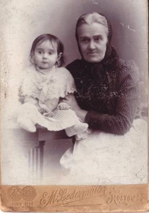 Рохля Гершевна Файн с внучкой Фридой Файн, 1906 г.