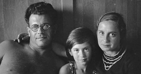 Яков Хенкин с женой Фридой и дочерью Галиной. Ленинград. Фотография демонстрировалась в Эрмитаже