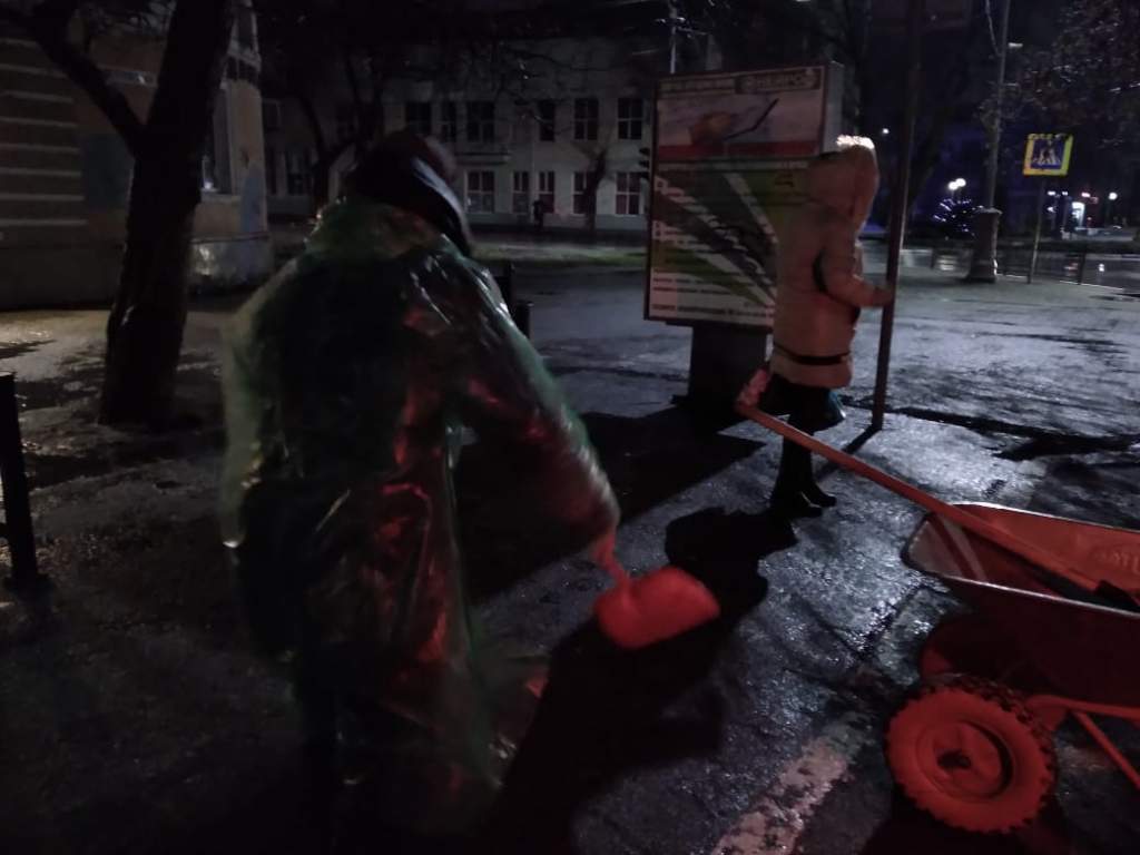 В Таганроге  бороться с гололедом начали ночью