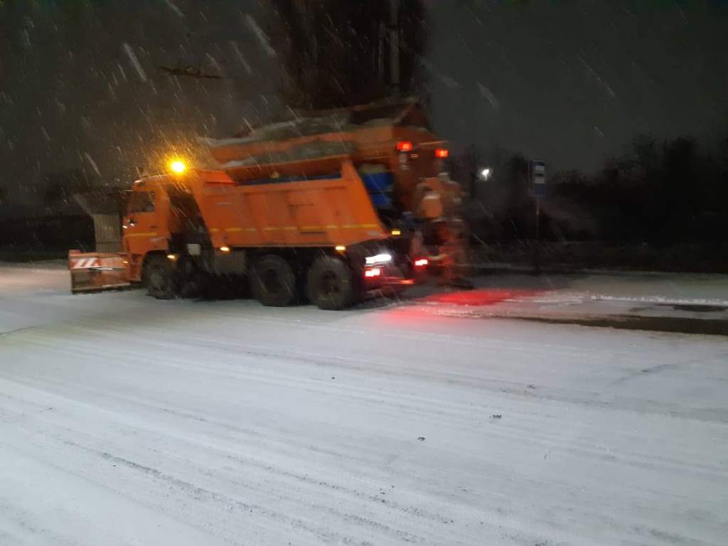 В Таганроге коммунальные службы расчищают улицы от снега