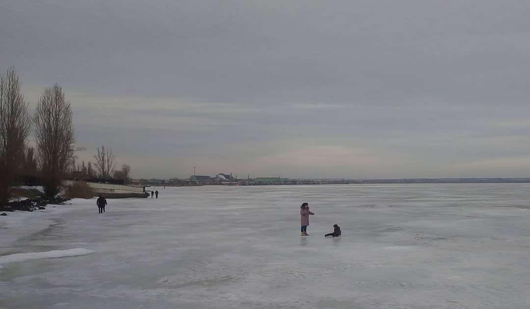 Таганрожцев предупреждают об опасности выхода на лед