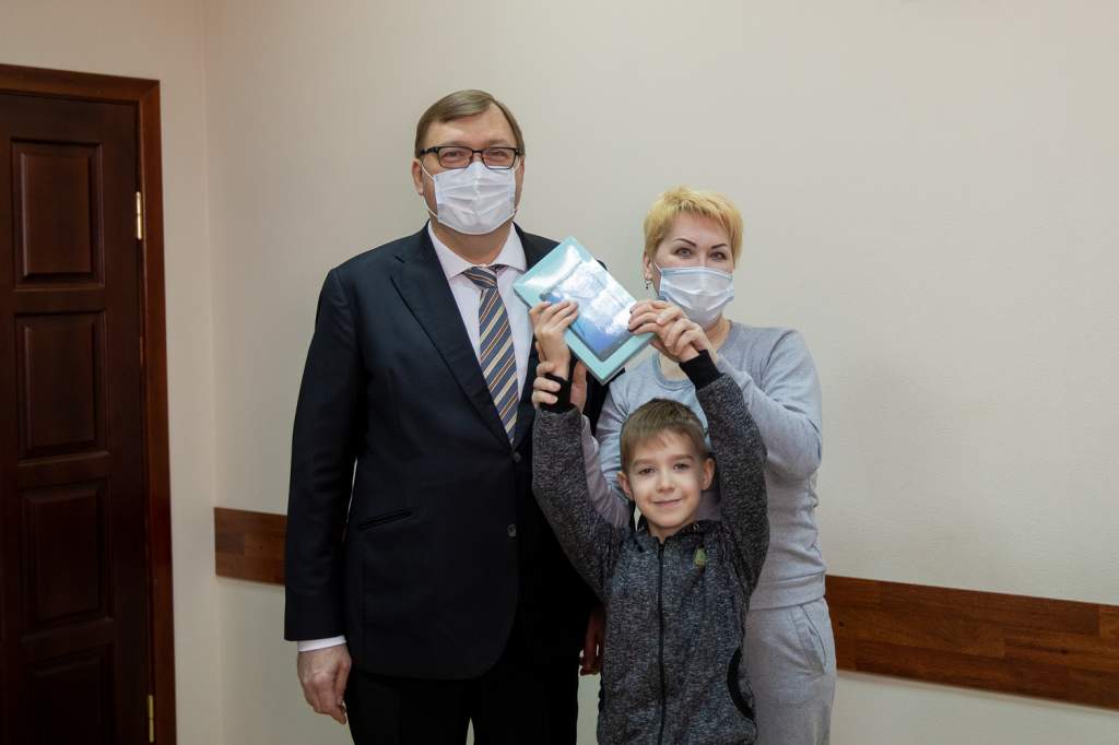 Александр Ищенко подарил планшеты детям из Таганрога