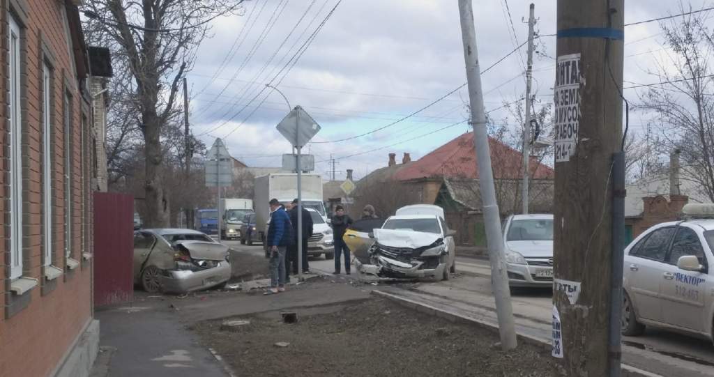 ДТП в Таганроге: иномарка «въехала» в ворота