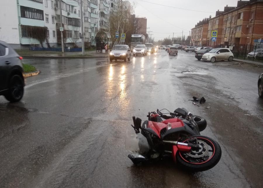 В Таганроге водитель автомобиля сбил мотоциклиста
