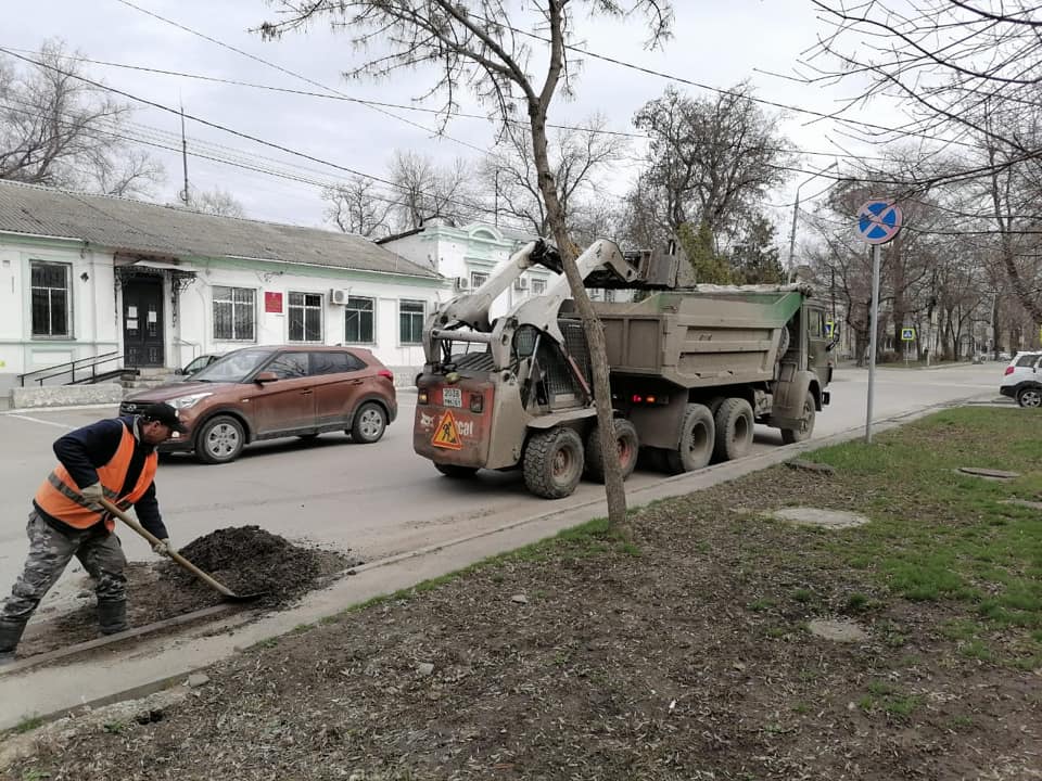 В Таганроге продолжается уборка дорог