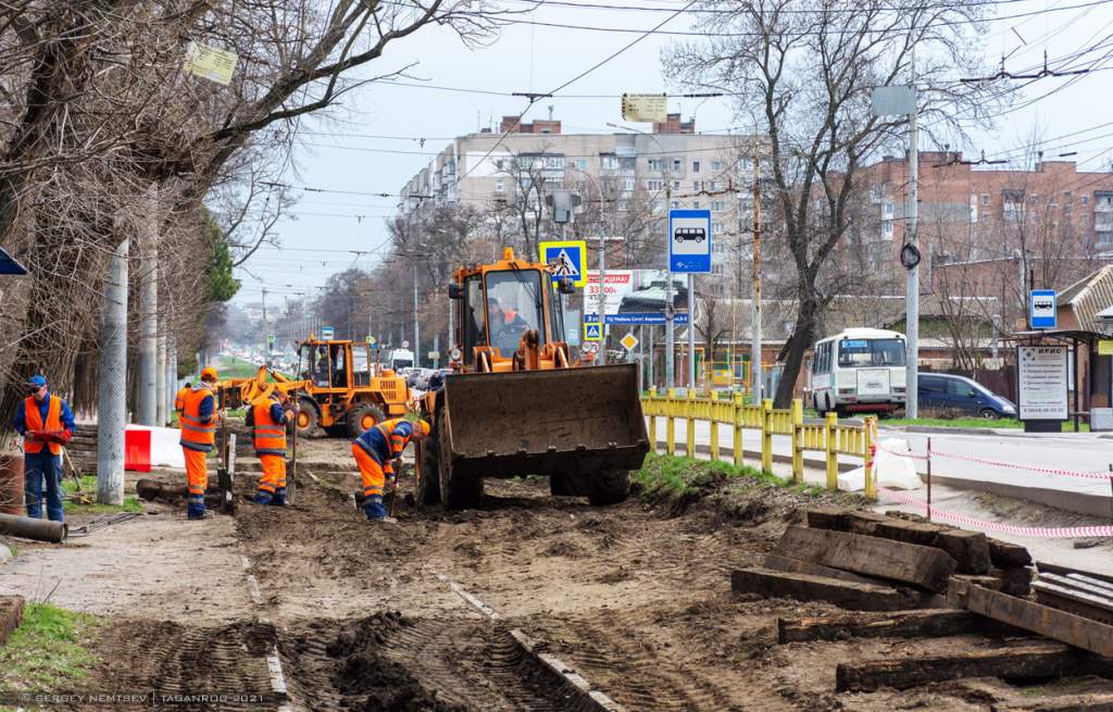В Таганроге ведется демонтаж рельсов на ул. Ленина