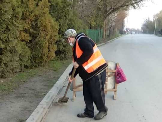 На дорогах Таганрога продолжается уборка