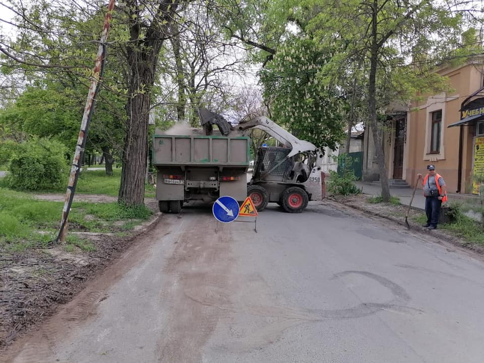 В Таганроге начали уборку внутриквартальных проездов