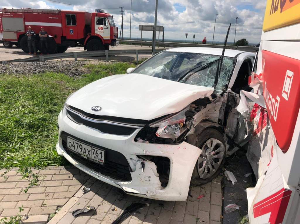 На трассе «Ростов-Таганрог» иномарка врезалась в щит
