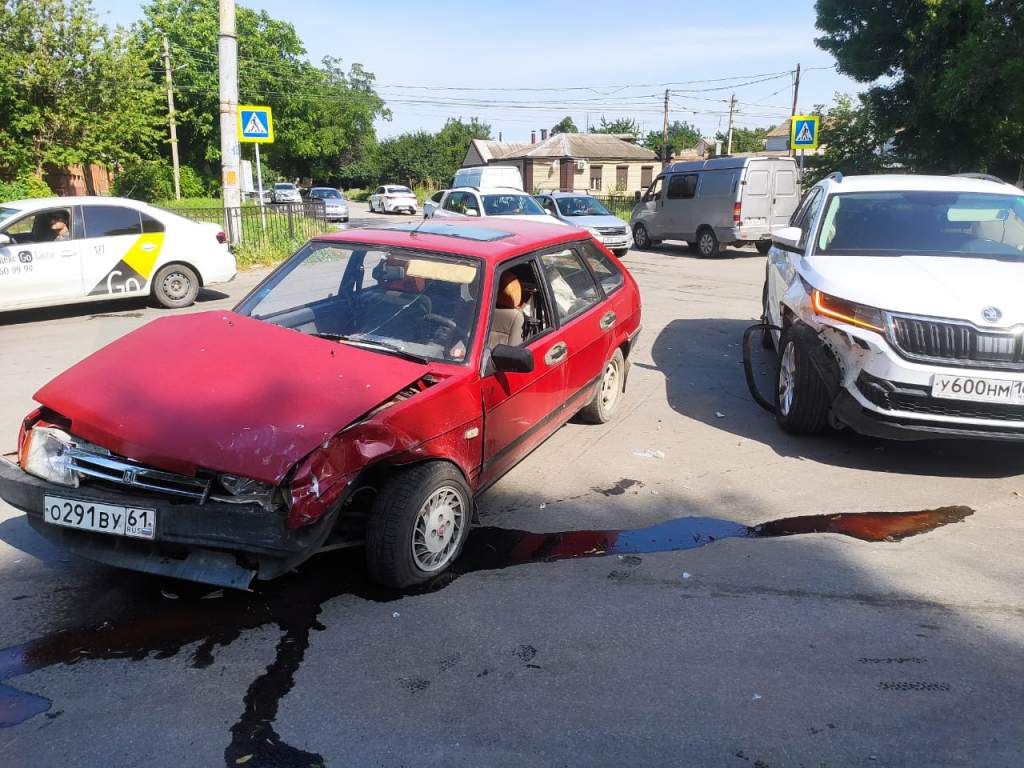 В Таганроге две машины столкнулись на перекрестке
