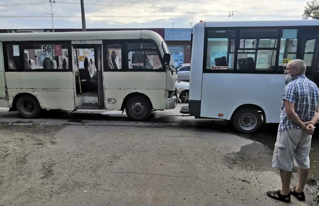 В Таганроге столкнулись маршрутка и автобус: есть пострадавшие