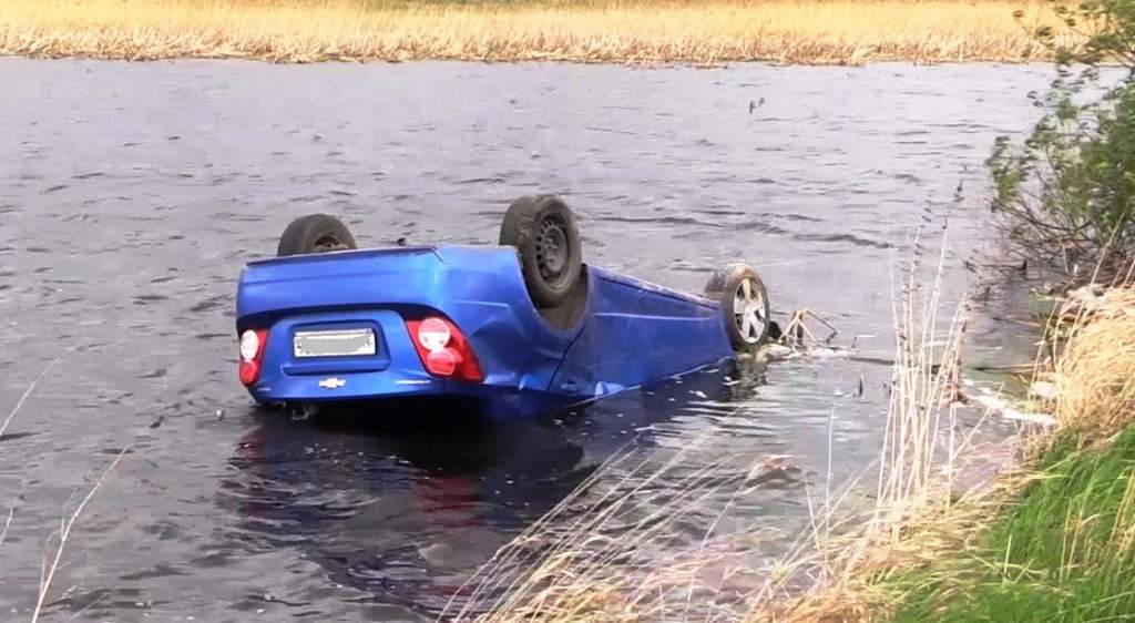 На Дону автомобиль упал в пруд