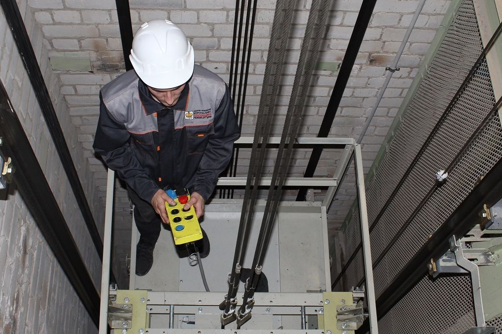 В многоэтажках Ростовской области заменят 150 лифтов