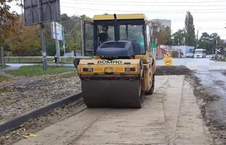 В Таганроге ремонтируют участок дороги на улице Шило