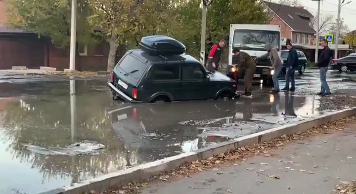 В Таганроге автомобиль провалился в яму на 1-й Котельной