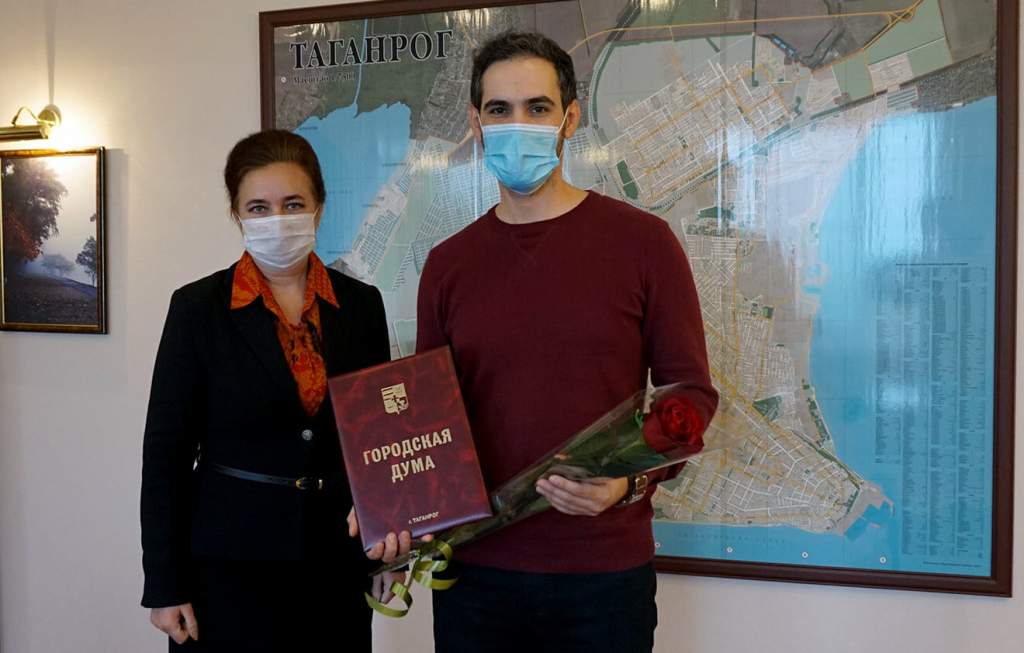 Таганрогский художник Антон Тимченко награжден грамотой городской Думы
