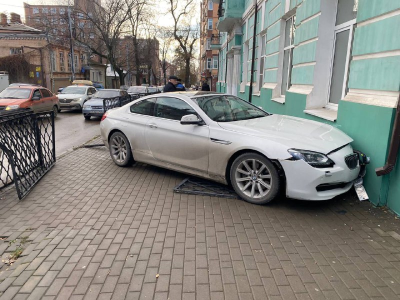 На Дону женщина на «BMW» врезалась в здание лицея