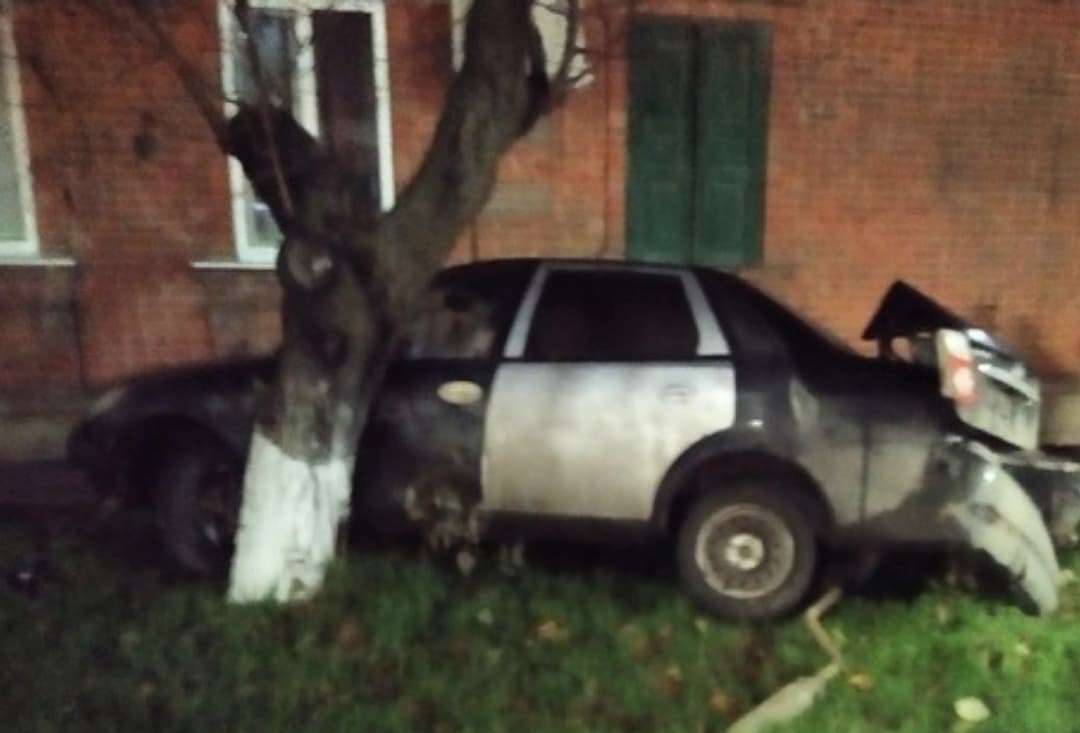 В Таганроге пьяный водитель врезался в стену жилого дома