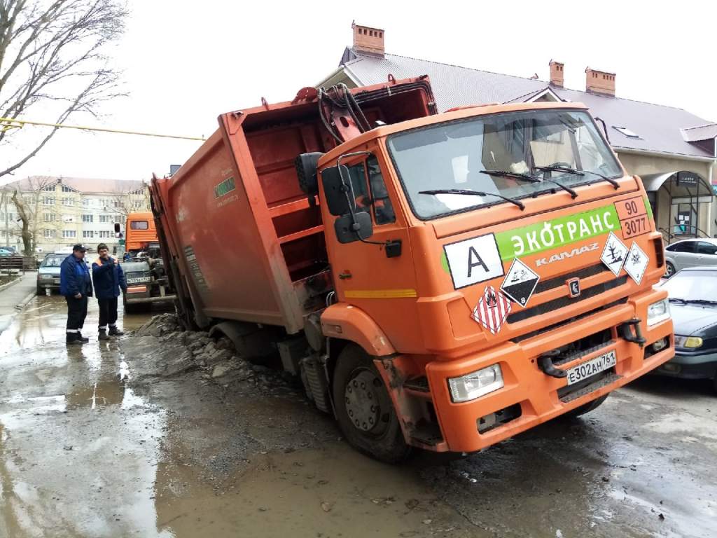 В Таганроге в яму на дороге провалился КАМАЗ «Экотранса»