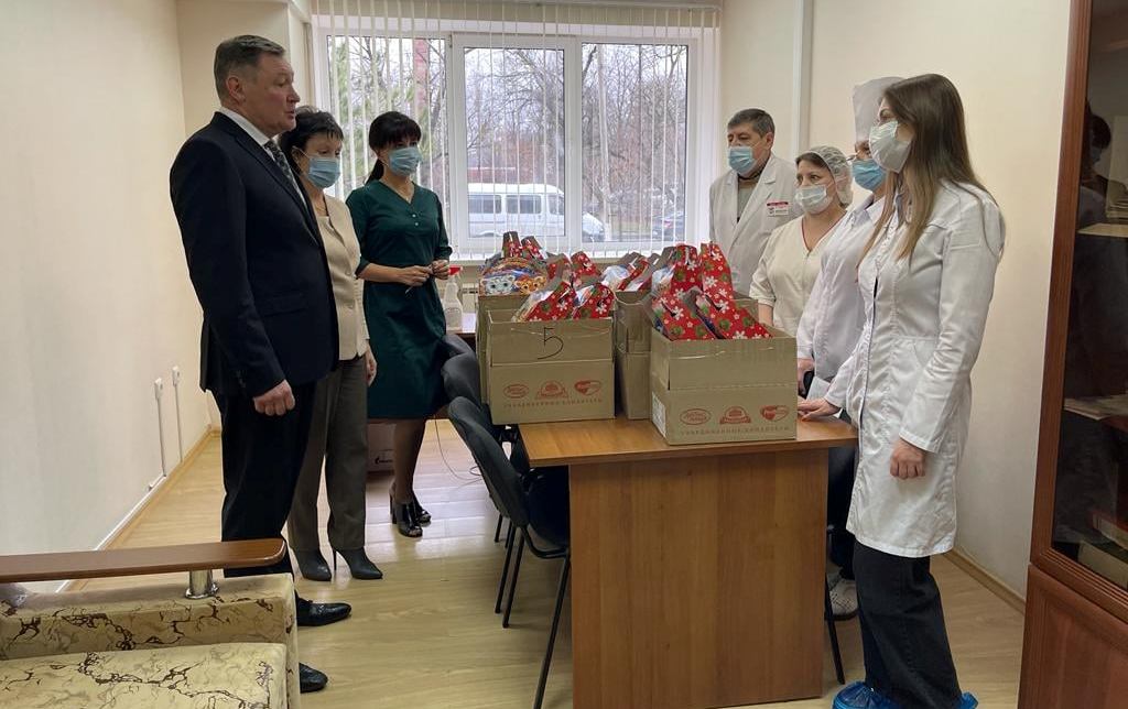 «Единая Россия» поздравила медиков ковидного госпиталя с Новым годом