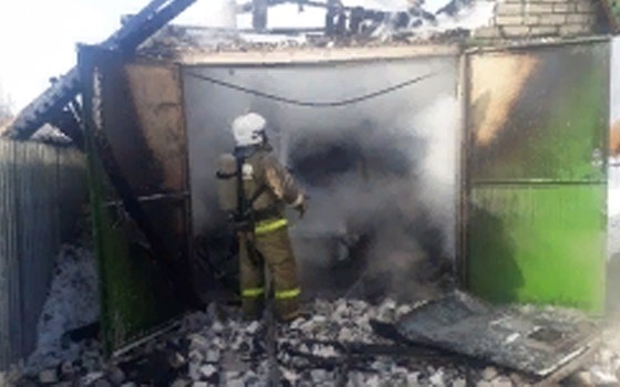 В Таганроге на пожаре в гараже погиб человек