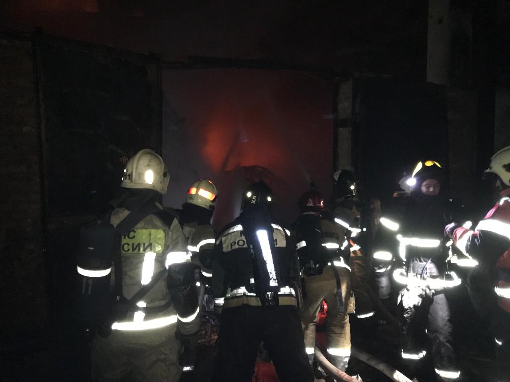 Сильный пожар на складе тушат в Ростове-на-Дону