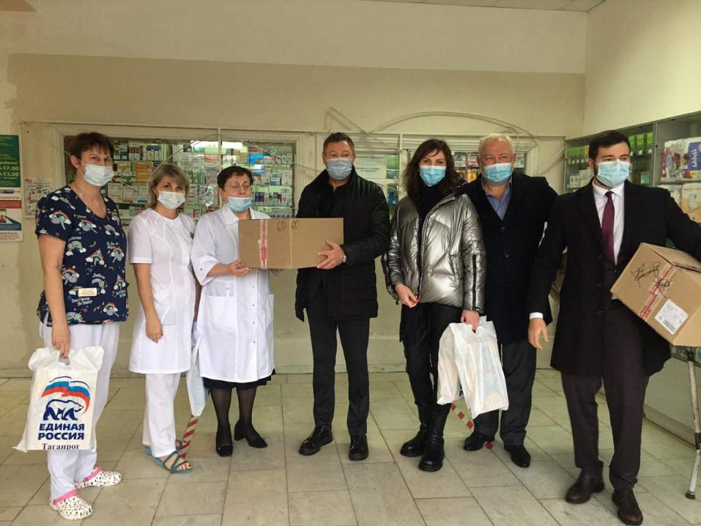 Карандаши и раскраски: депутаты отвезли подарки в детскую больницу