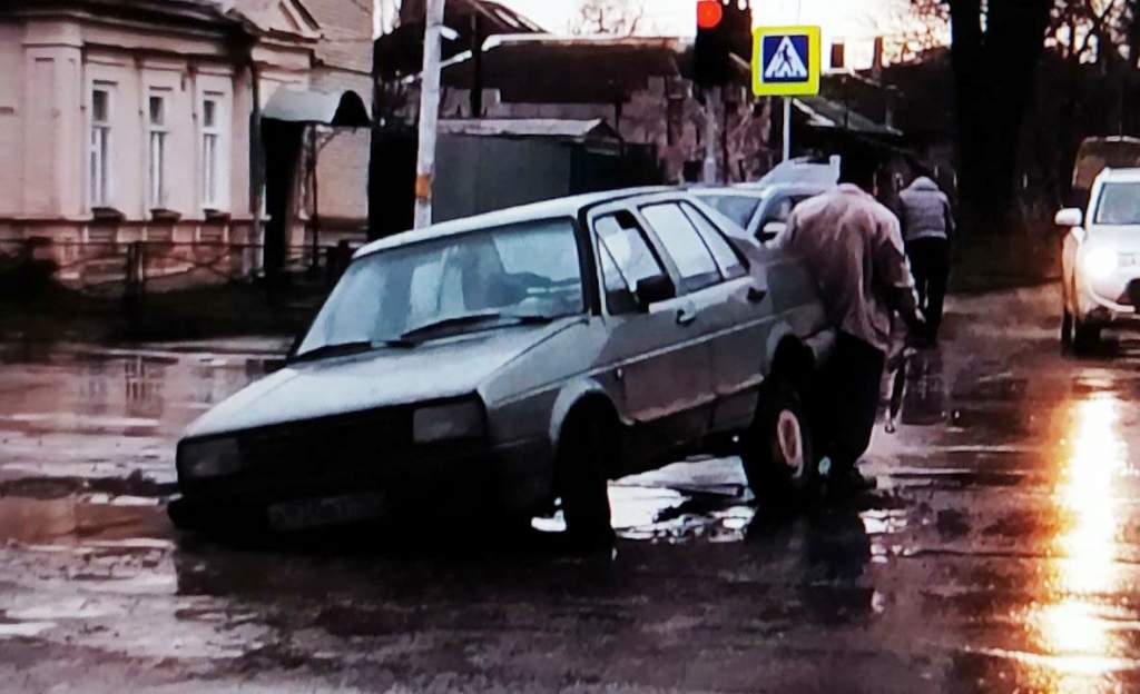 В  Таганроге три машины провались в яму