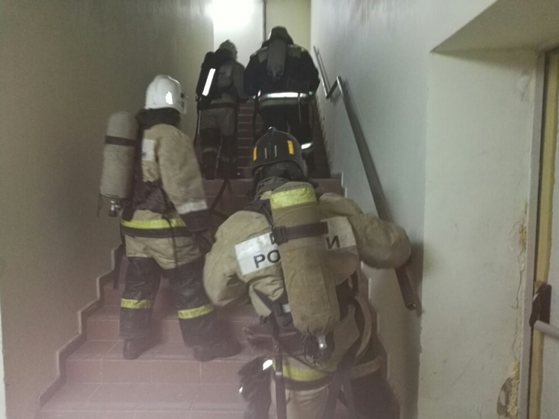 В Таганроге во время пожара в пятиэтажке пострадал мужчина