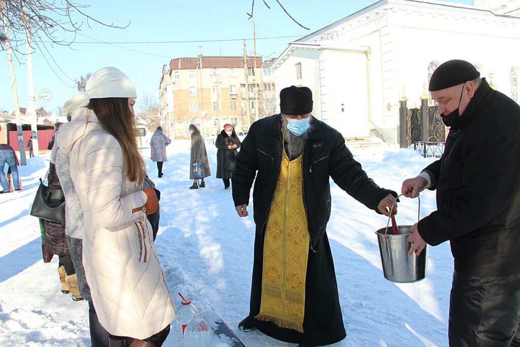 В Таганроге проходят обряды освящения воды — купания отменены