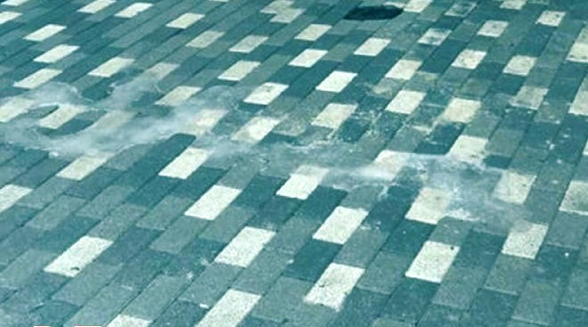 В Таганроге устранили провал тротуарной плитки в центре города
