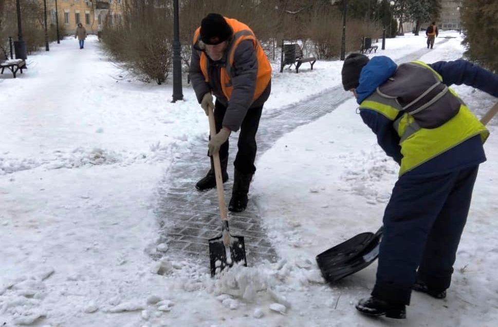В Таганроге идет уборка территории города от снега