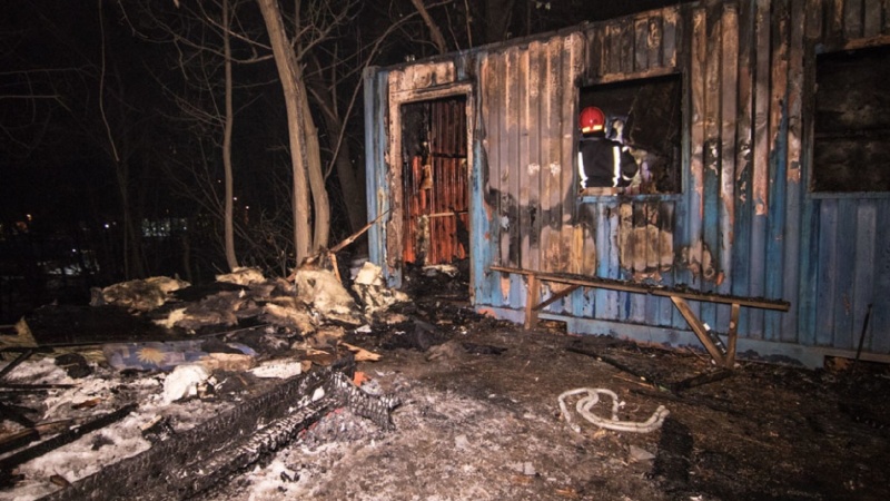 В Таганроге тушили пожар в строительном вагончике