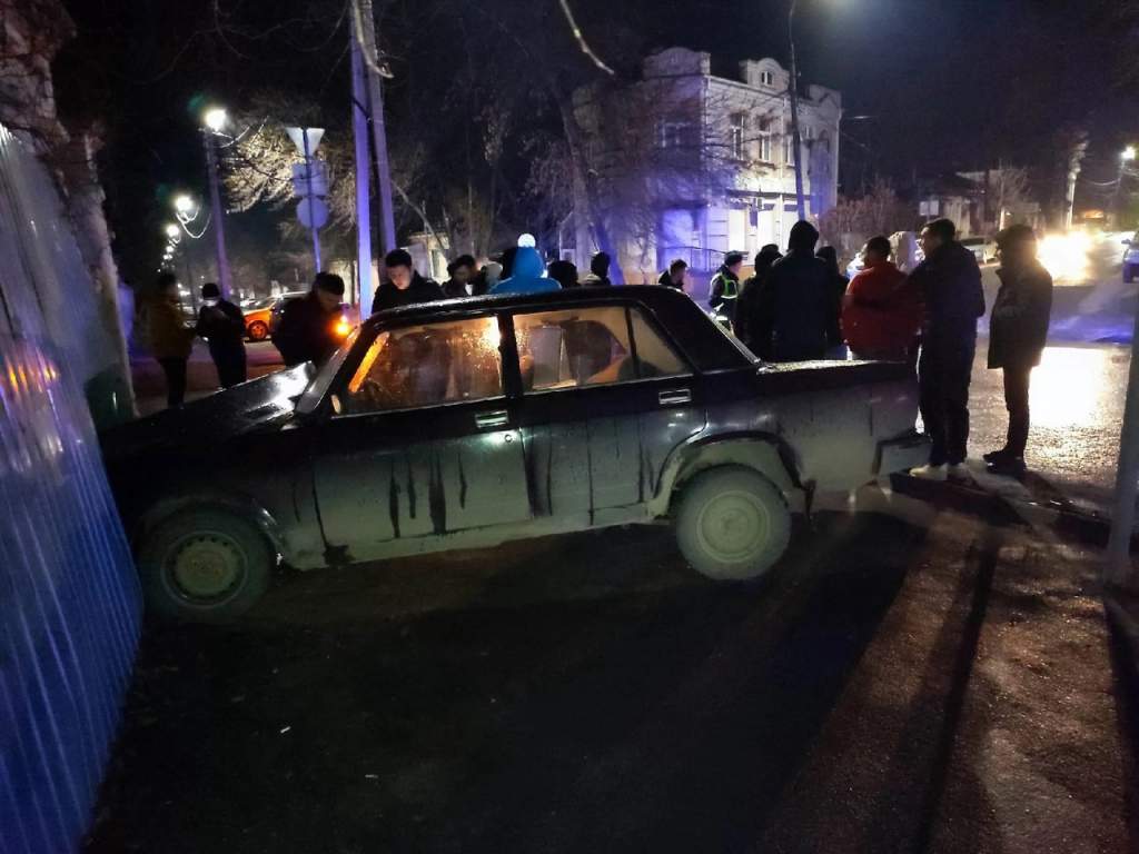 В Таганроге «семерка» на скорости врезалась в забор