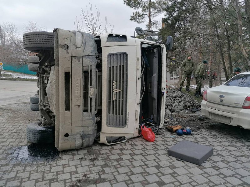 Большегруз МАЗ перевернулся в Ростовской области — пострадал водитель