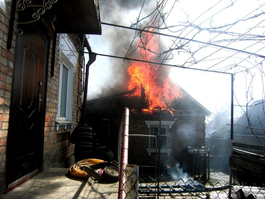 В Таганроге тушили пожар в дачном товариществе