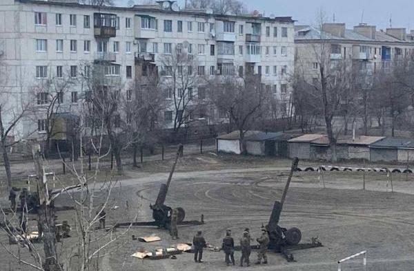 Украинские военные размещают бронетехнику возле жилых домов и школ