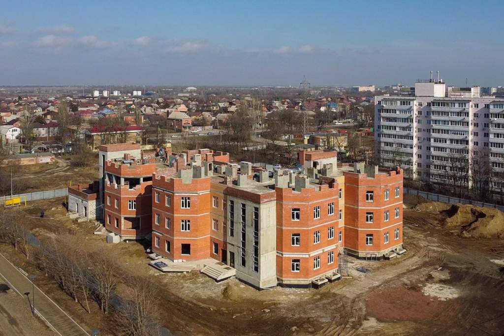 В Таганроге продолжается строительство детского сада на «Русском поле»