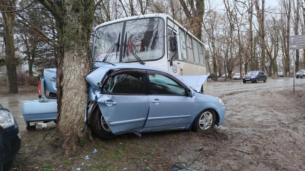 В Ростовской области автобус с пассажирами попал в ДТП