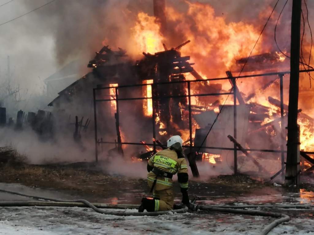 В Таганроге тушили пожар в заброшенном здании