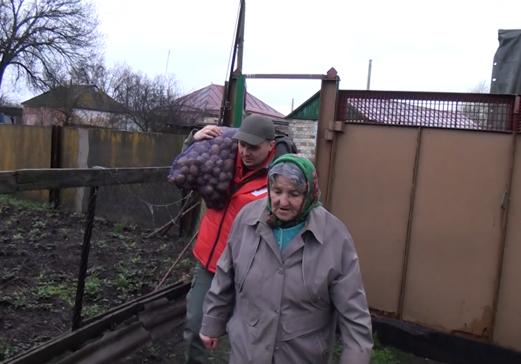 Донские волонтеры помогают жителям Донбасса с посевной