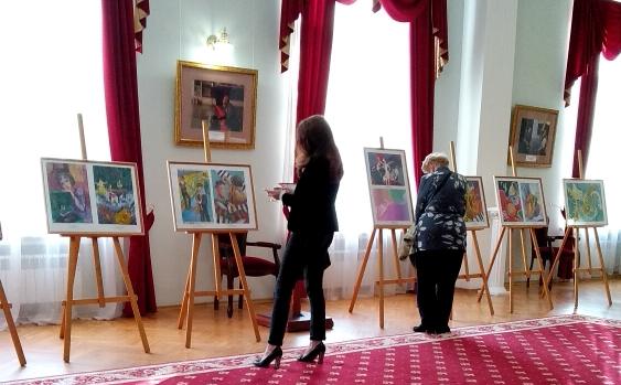 В фойе театра Таганрога работает выставка детского рисунка