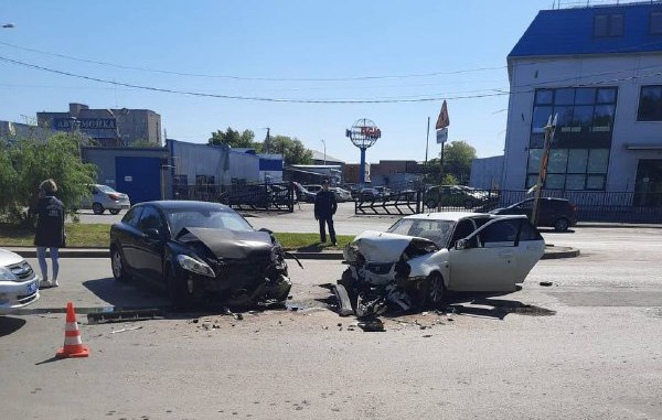 В Ростовской области два человека пострадали в лобовом ДТП