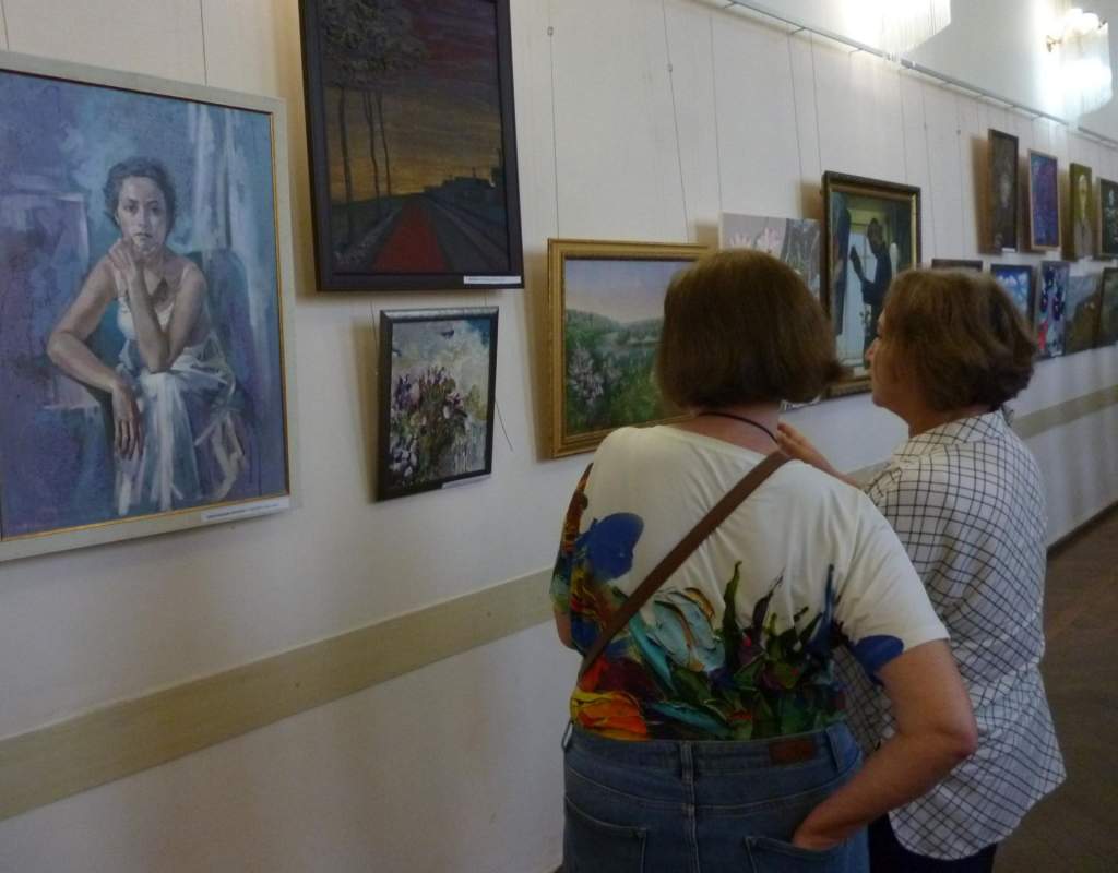 Художники Таганрога представили «Весеннюю выставку»