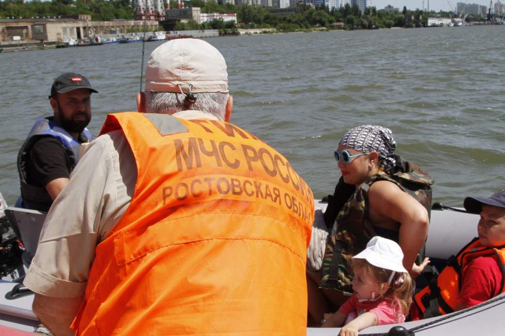 Сотрудники донского МЧС спасли утопающих: идет проверка пляжей
