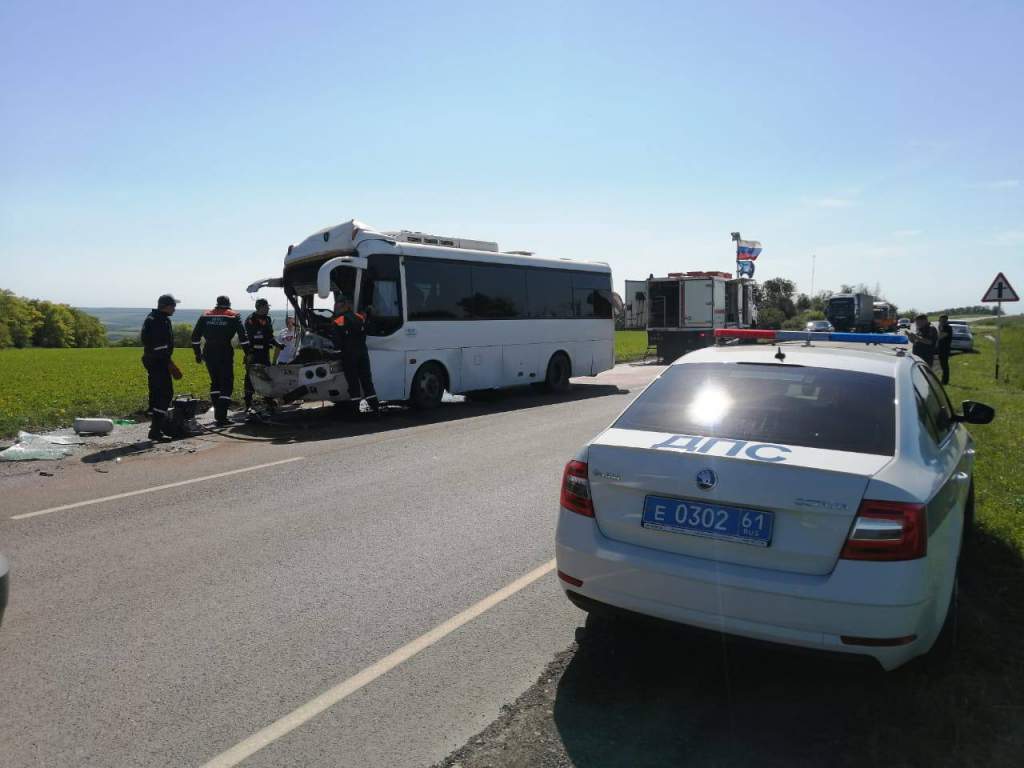 В Ростовской области автобус с пассажирами врезался в грузовик