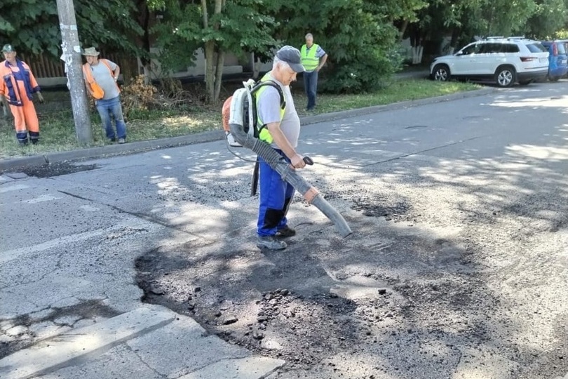 В Таганроге продолжают устранять ямы на дорогах