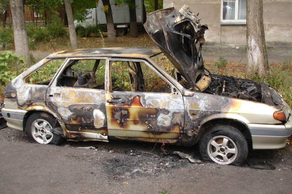 В Таганроге горела машина в Мечниковском переулке