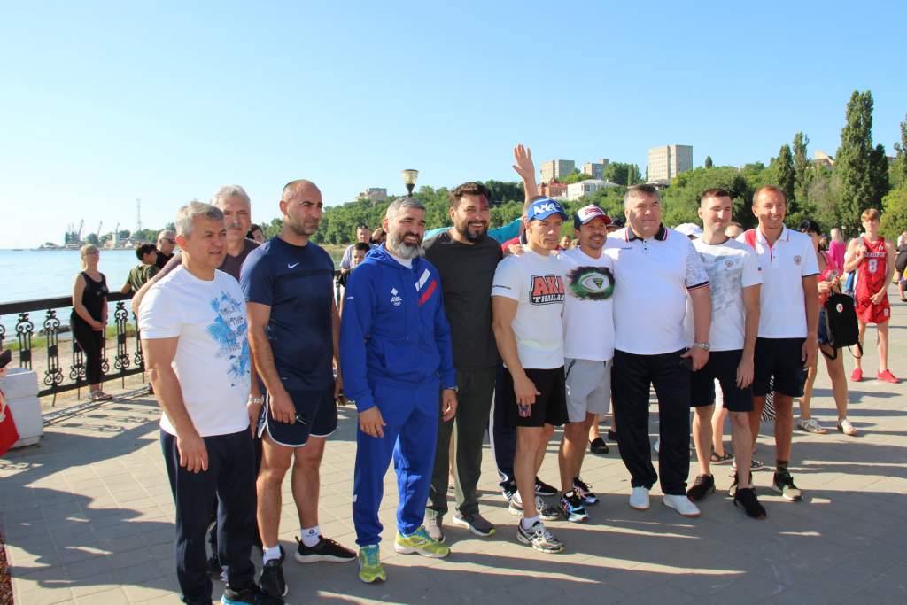 Таганрожцев пригласили на зарядку с Павлом Деревянко и чемпионами